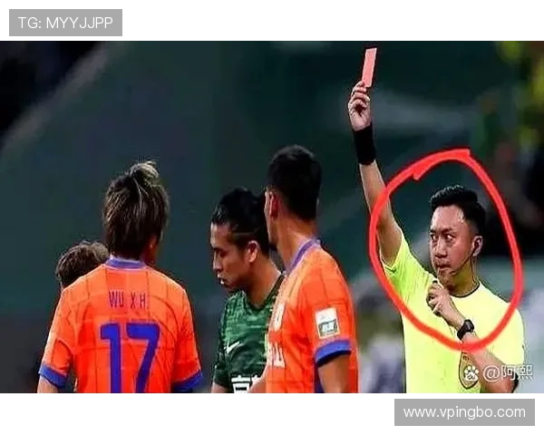 红牌判罚中“吐口水”行为为何严格认定为严重犯规？